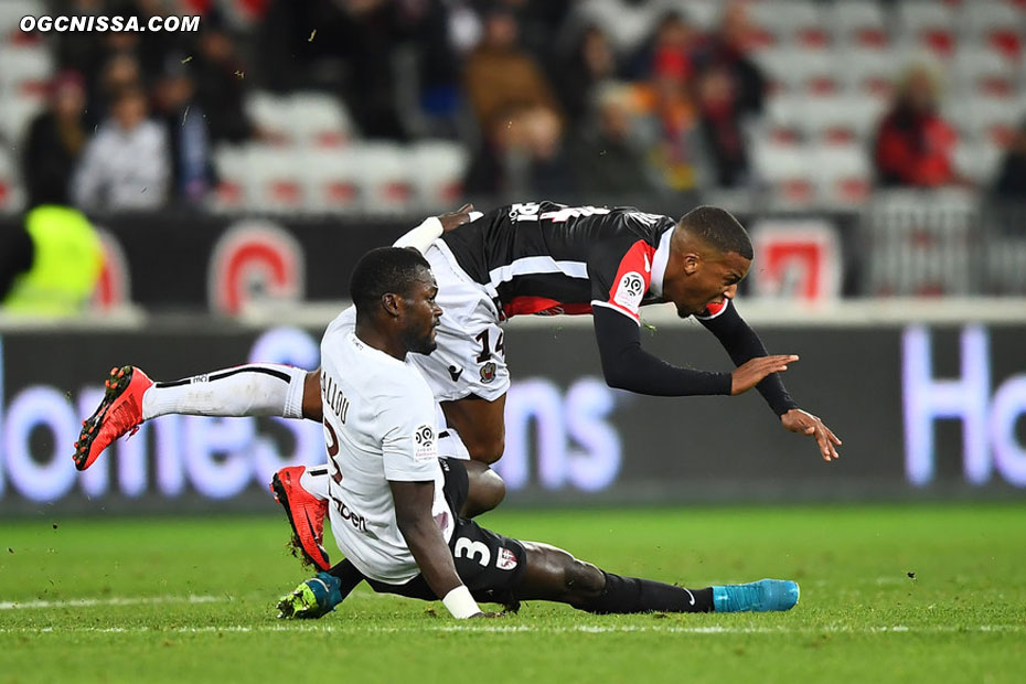 Alassane Plea obtient un bon coup franc