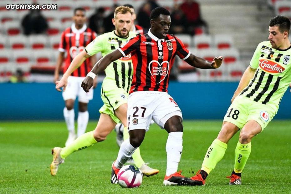 Jean-Victor Makengo rate sans doute la plus belle occasion du match à la 2e minute