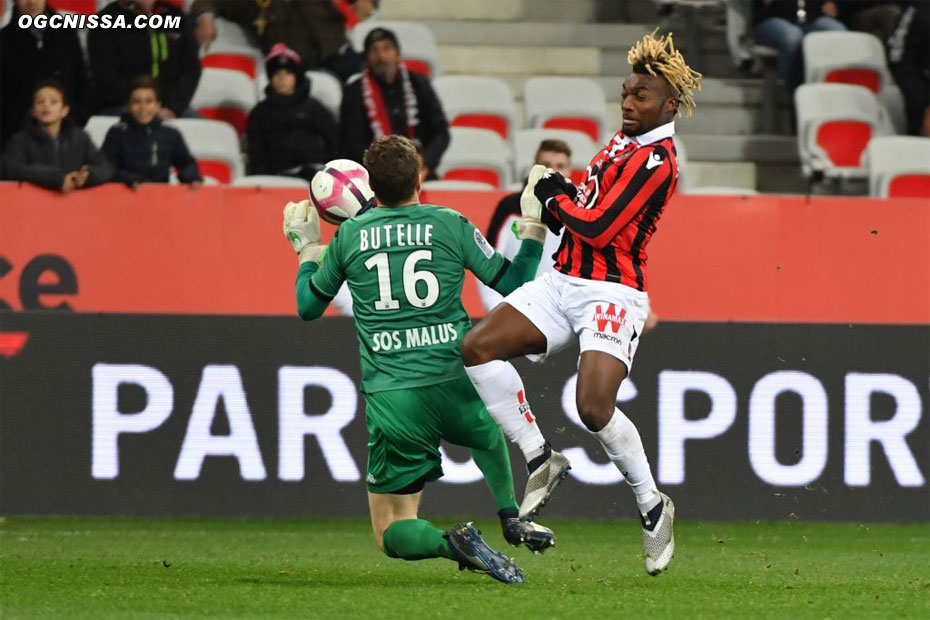 Butelle touche le ballon de la main hors de sa surface, face à Allan Saint Maximin