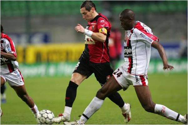 Rod Fanni a la lutte avec Olivier Monterrubio