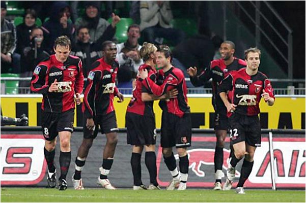 et les joueurs rennais se congratulent