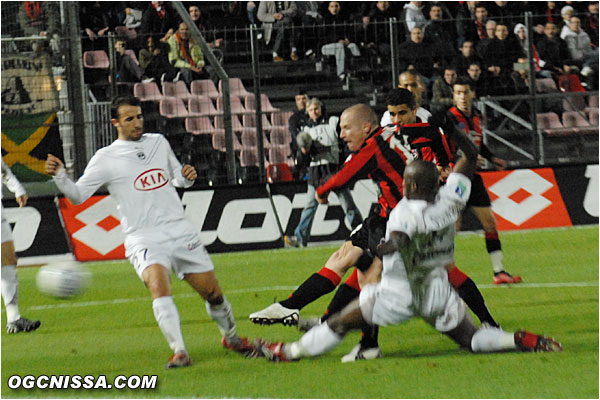 Balmont a le ballon du 2 à 1 au bout des pieds...