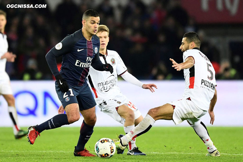 Hatem Ben Arfa fait également son entrée, ici face à Vincent Koziello et Younes Belhanda