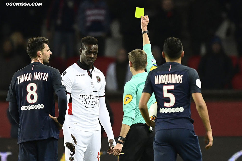 Mario Balotelli averti par un Clément Turpin, qui n'a cessé de siffler à sens unique...