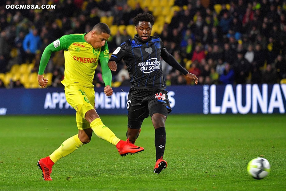 Nantes ouvre le score rapidement, Adrien Tameze est trop court