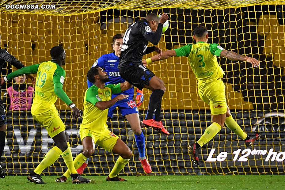 Alassane Pléa saute plus haut que tout le monde sur un corner