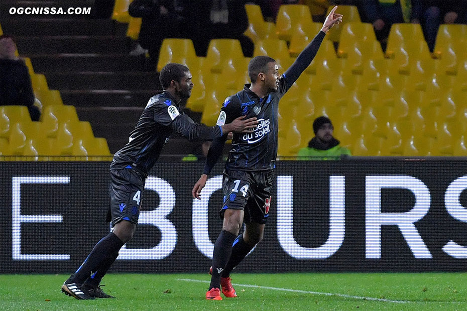 La joie d'Alassane Pléa, avec Marlon Santos