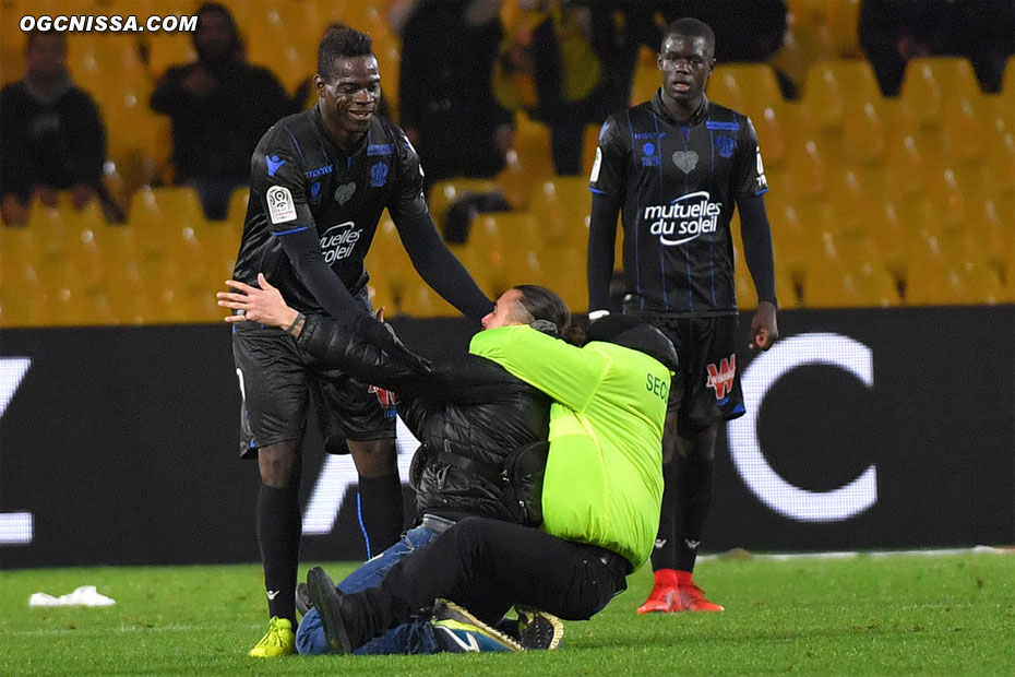 Un fan niçois vient se jeter aux pieds de son idole, Mario Balotelli