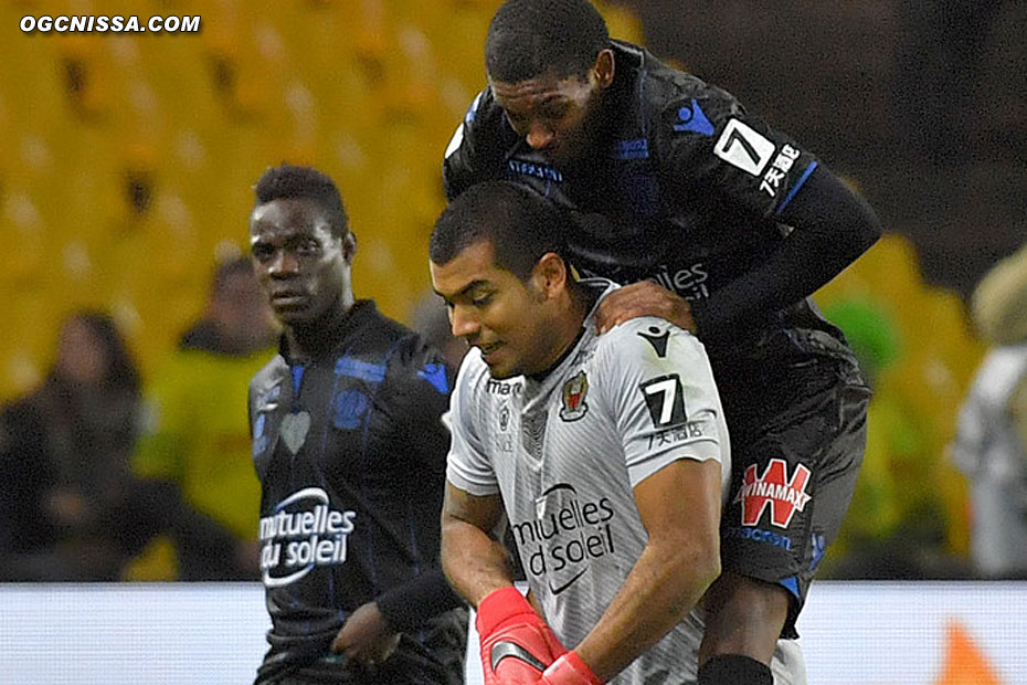 Marlon Santos vient féliciter Walter Benitez, auteur d'un grand match