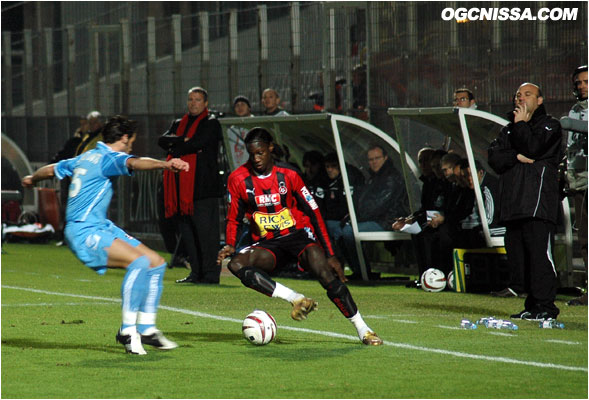 L'attaquant niçois Mamadou Bagayoko est très remuant dans ce début de match