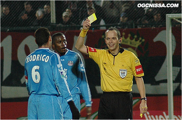 L'arbitre sortira souvent le carton jaune au court du match