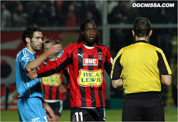 Mamadou Bagayoko vient d'être averti par l'arbitre