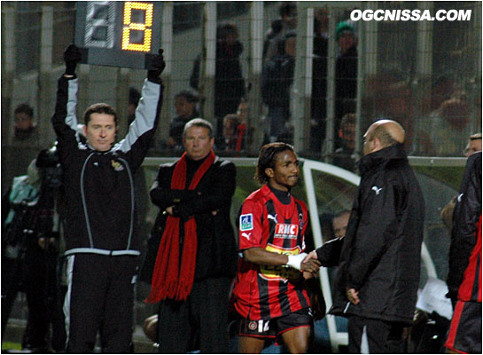 Bakari Koné est remplacé par Roudet dans les arrêts de jeu, sous les applaudissements du public