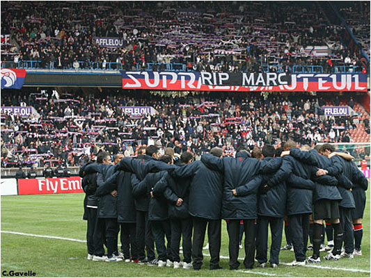 Une minute de silence, en la mémoire de Marc, membre des Boys décédé d’une crise cardiaque au retour de Lyon