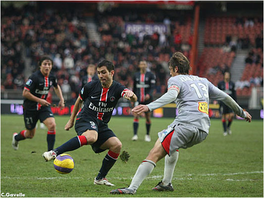 Jacques Abardonado à la lutte avec Pauleta