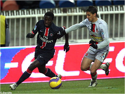 Mendy, pris en grippe par le public parisien, à la lutte avec Cédric Varrault