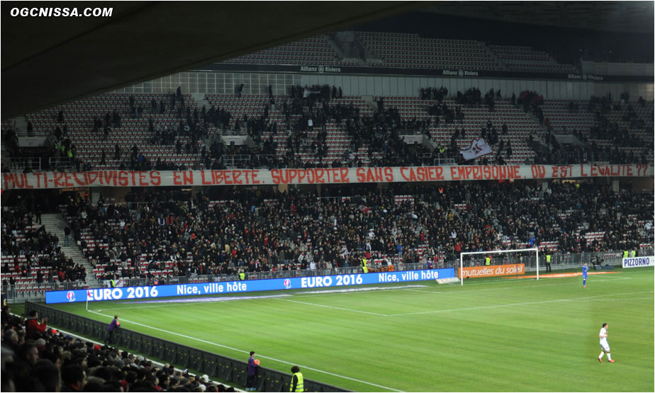 La BSN se remplit au quart d'heure de jeu et une banderole est déployée