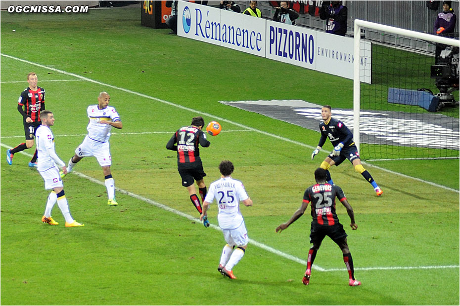 Dario Cvitanich place sa tête à la réception d'un centre