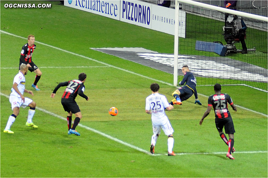 Le ballon est repoussé du pied par le portier adverse