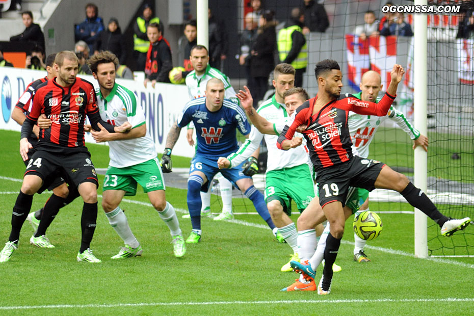 Mathieu Bodmer et Jordan Amavi mettent la pression sur corne