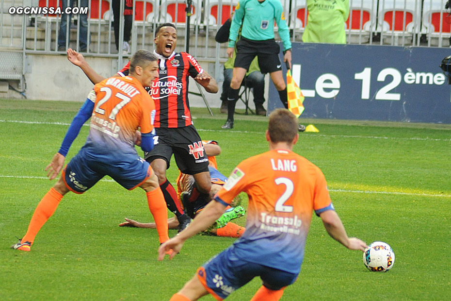 Alassane Pléa est descendu dans la surface, c'est le penalty !