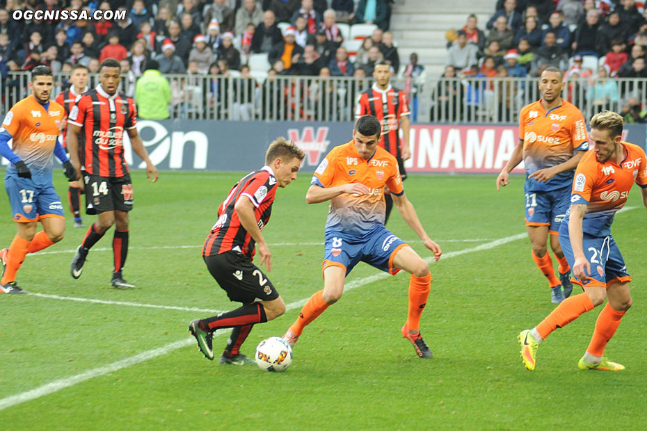 Arnaud Souquet entre dans la surface et frappe