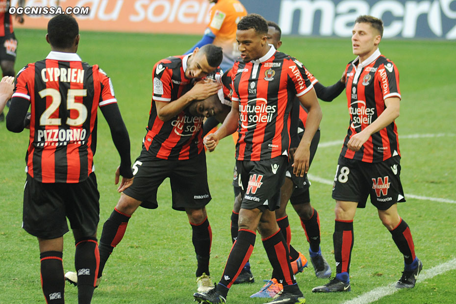 Le buteur est félicité par le groupe