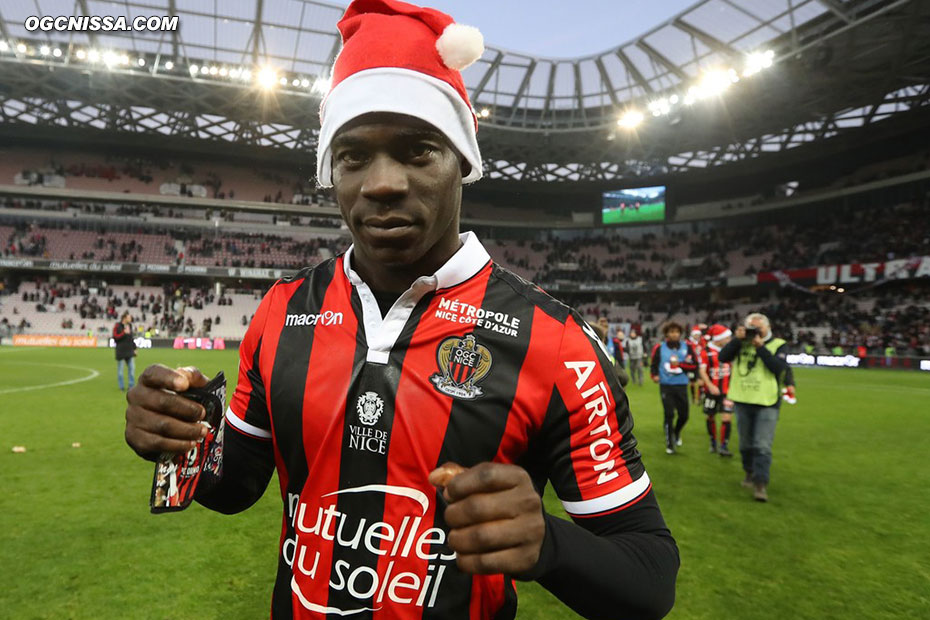 C'est terminé, Nice s'impose 2 buts à 1. Mario Balotelli et les joueurs se mettent aux couleurs du père noël