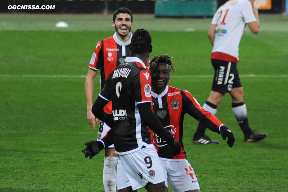 Allan Saint Maximin et Pierre Lees Melou viennent féliciter le buteur