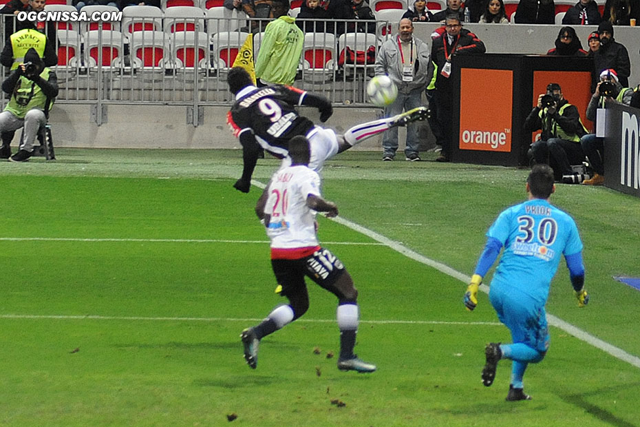 Reprise acrobatique de Mario Balotelli