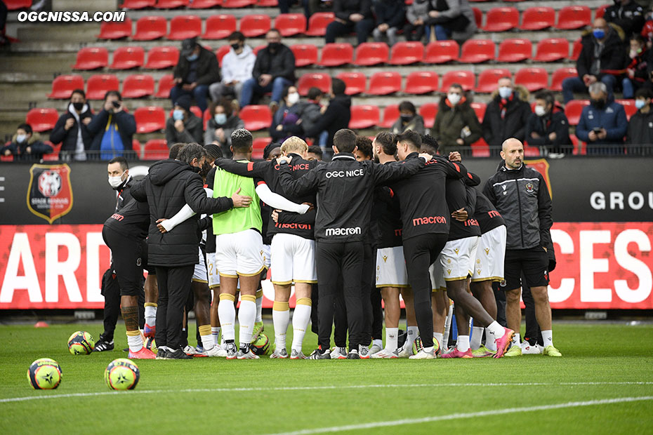Le groupe s'encourage avant ce match face à Rennes, 2e du classement.