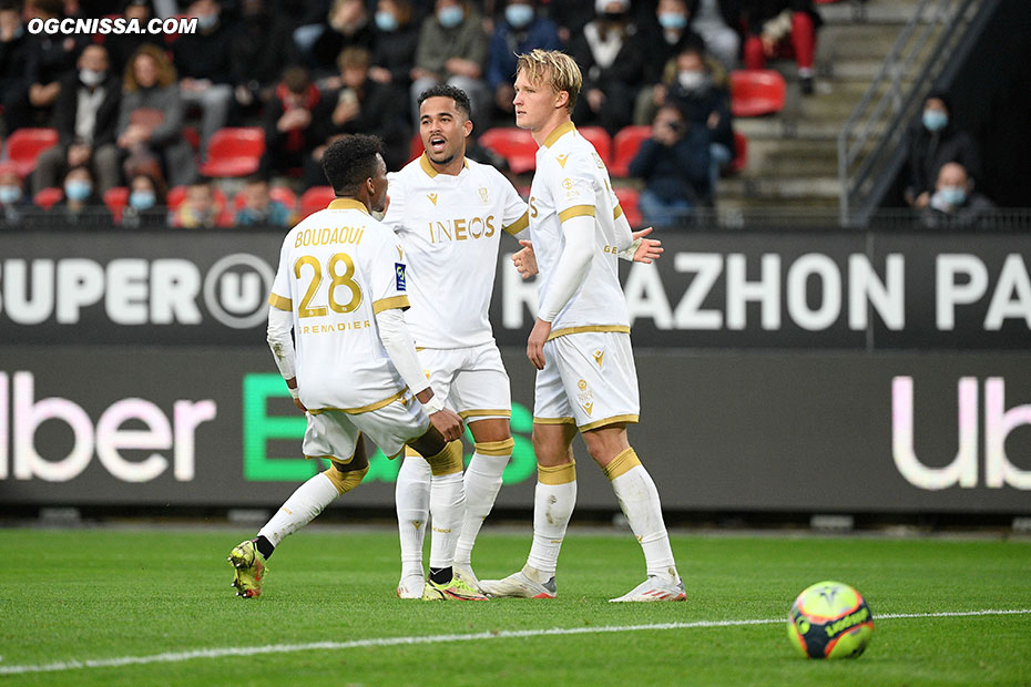 La joie d'Hicham Boudaoui et Justin Kluivert sur le but de Kasper Dolberg