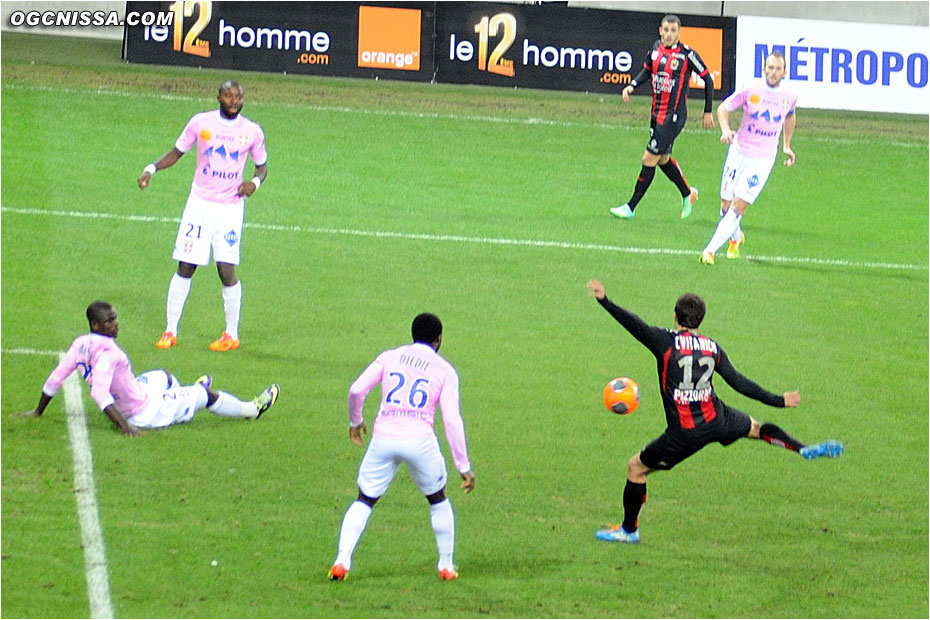 La première occasion est pour Dario Cvitanich