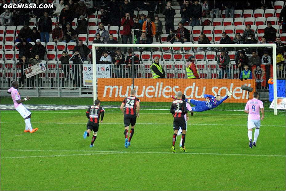 Sur un penalty généreux, Evian ouvre le score