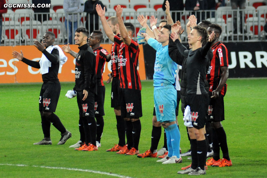 C'est terminé, le Gym s'impose 1 à 0. Nampalys Mendy, Said Benrahma, Hatem Ben Arfa, Yoan Cardinale et Olivier Boscagli saluent le public.