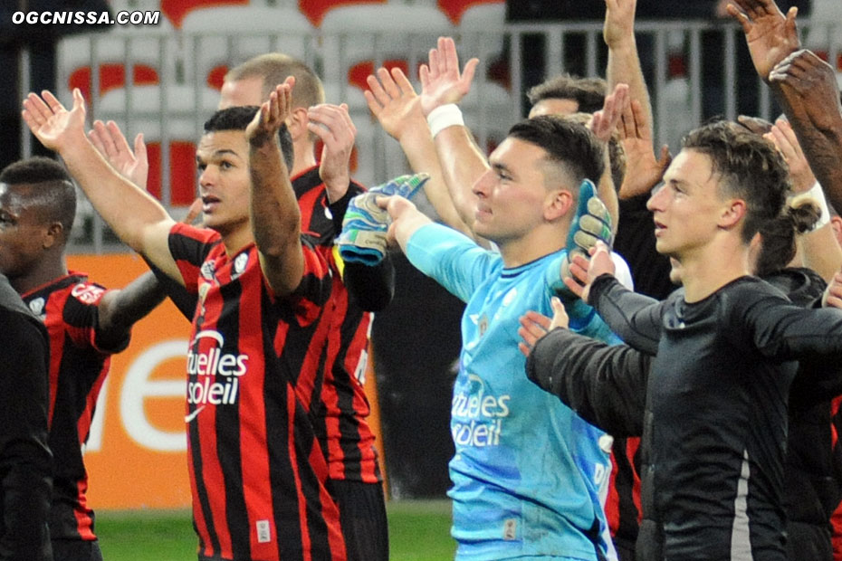 Les joueurs en communion avec leur public, avec Hatem Ben Arfa, Yoan Cardinale et Olivier Boscagli