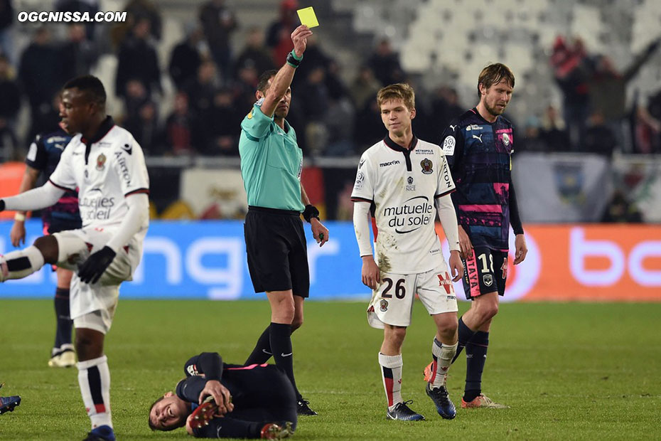 Le jeu se muscle un peu, ici un carton jaune pour Vincent Koziello