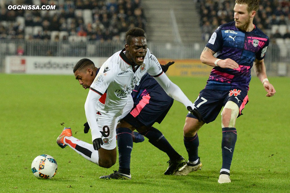 Mario Balotelli n'est pas ménagé par ses adversaires