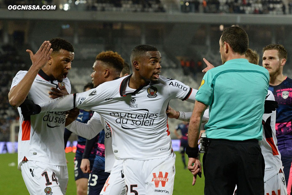 Alassane Pléa et Wylan Cyprien n'en reviennent pas de tant d'incompétence