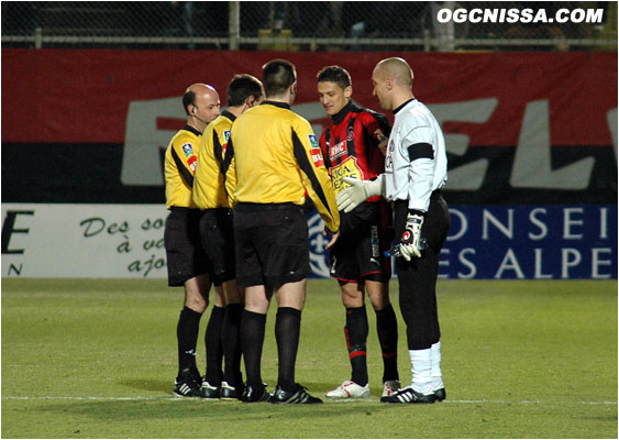 Cédric Varrault avec les arbitres pour le toss