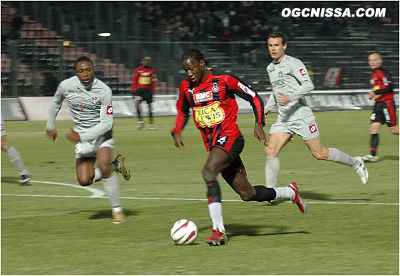 Mamadou Bagayoko s'enfonce dans la défense toulousaine