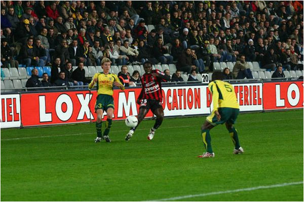 Gros match d'Onyekachi Apam, placé sur le côté droit de la défense