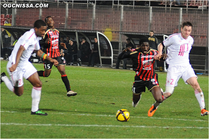 Mouloungui, également entrée en jeu à la place de Bellion, est stoppé irréguliérement par Debuchy à la limite de la surface. Même pas un carton jaune pour le lillois...