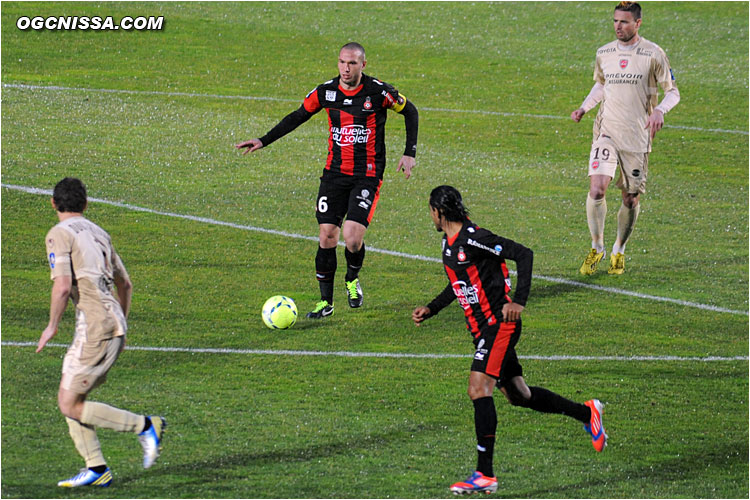 Le capitaine Didier Digard, entouré pour ce match par Fabrice Abriel