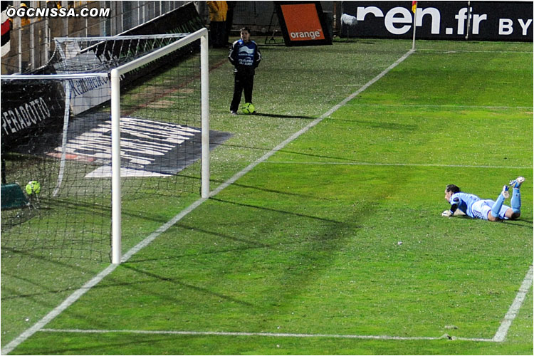 Il trouve le petit filet de Penneteau, qui ne peut rien. 1 - 0 !