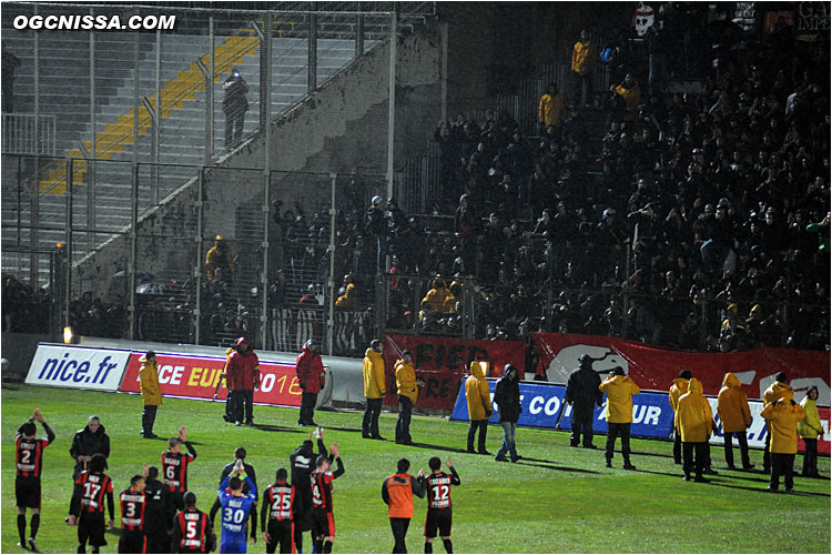 Les joueurs vont remercier leurs supporters, qui ont braver le froid et la pluie