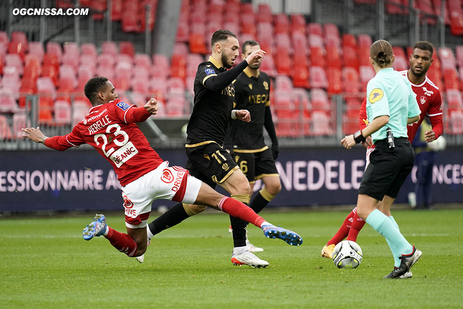 Amine Gouiri est titulaire en attaque