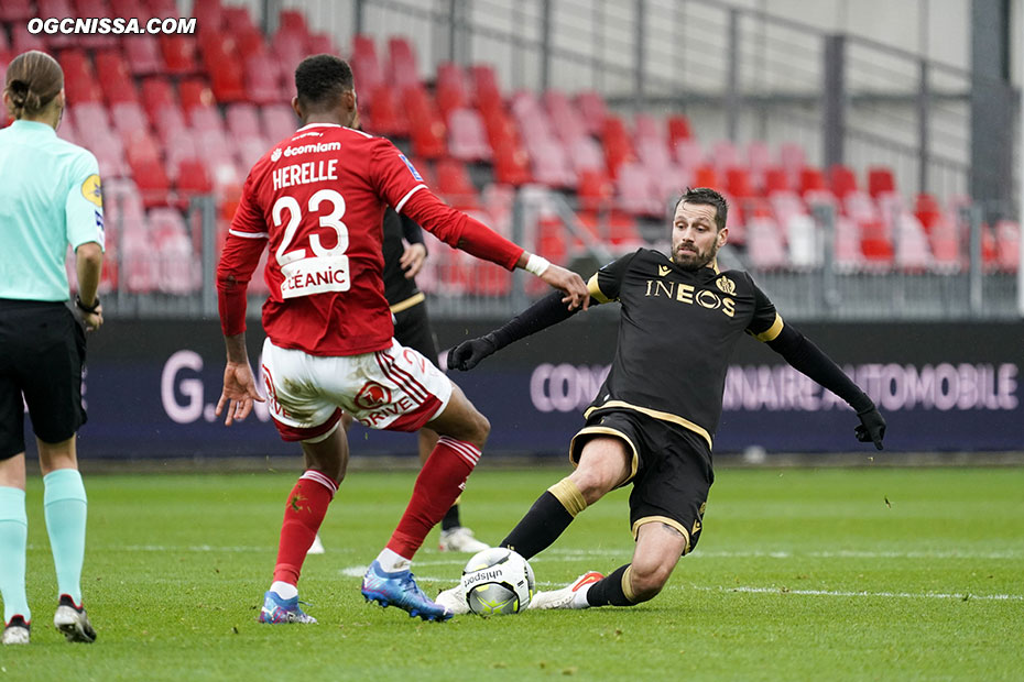 Morgan Schneiderlin tacle le ballon