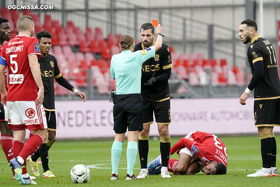 Morgan Schneiderlin se fait expulser incompréhensiblement. La VAR ne déjugera pas Mme Frappart...