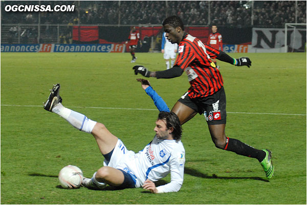 Mouloungui donne également le tournis à la défense auxerroise